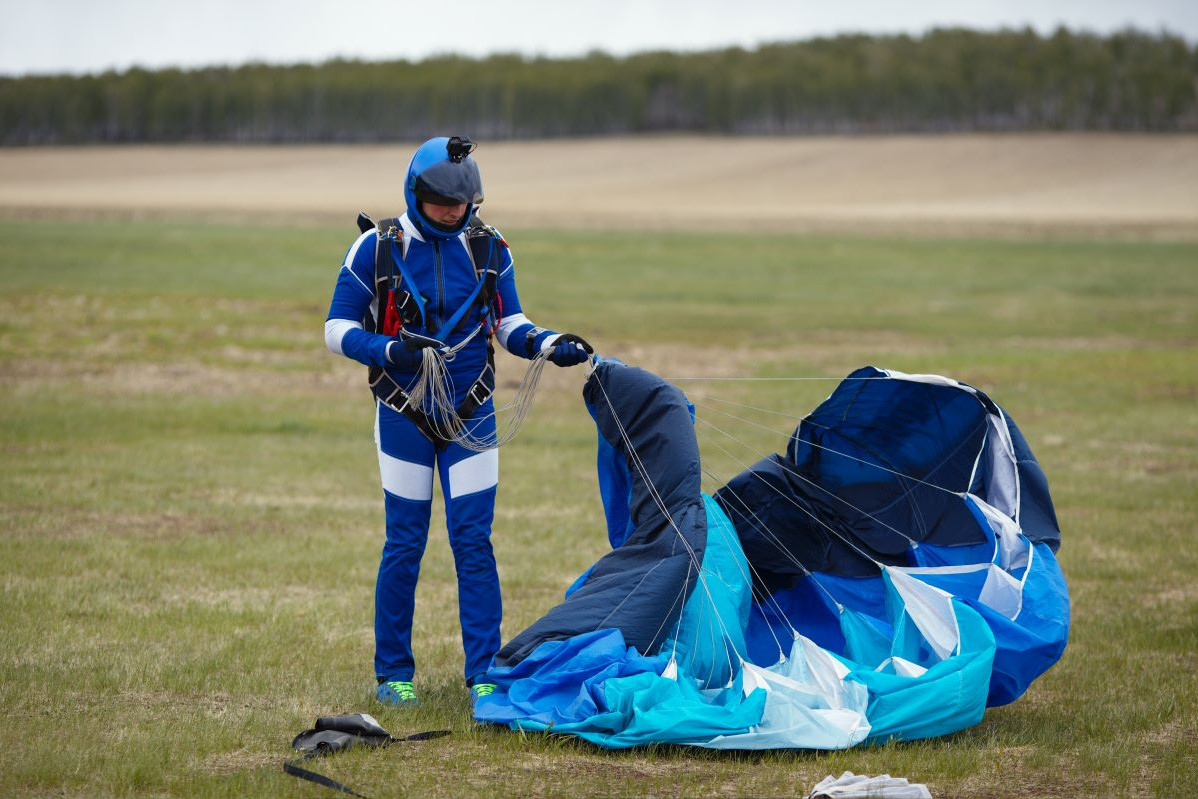 Cómo plegar o doblar un paracaidas